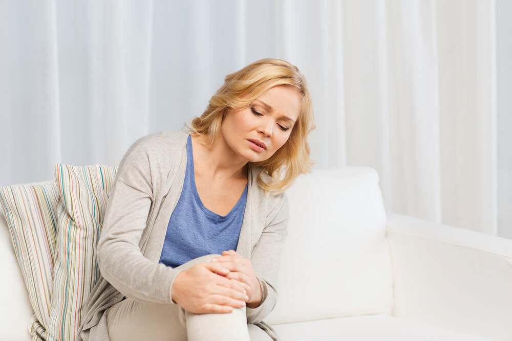 Throbbing knee pain: What PT can do to treat it shutterstock 359679890 1 what does arthritis in the knee feel like