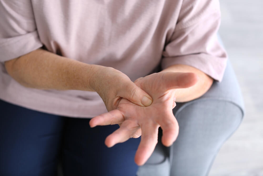5 reasons you may have shooting pain in your fingers shutterstock 576818158 shooting pain in fingers