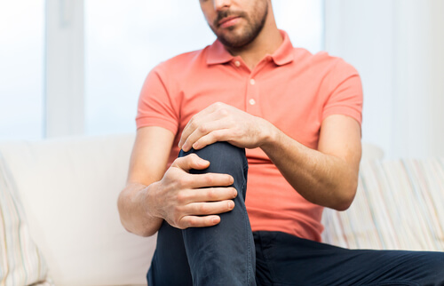 discover 6 possible explanations about why your knee hurts when you bend it and how rehab access physical therapy can help.