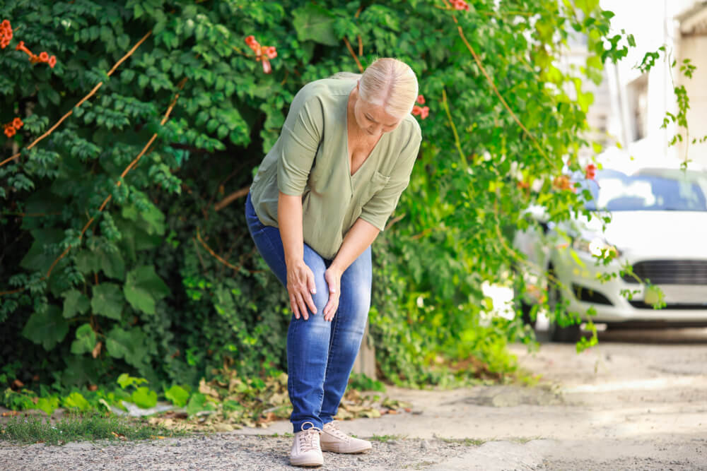 Is it arthritis if my knee hurts when straight but not when bent? shutterstock 1520280938 knee hurts when straight but not when bent