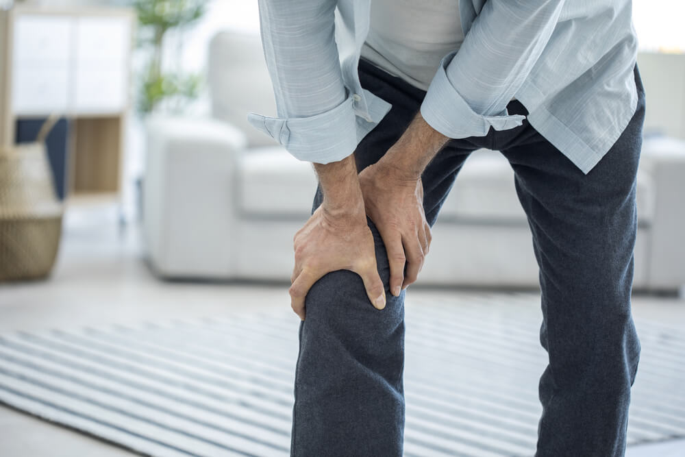 Is my knee injured if it hurts when straight but not when bent? shutterstock 682004629 knee hurts when straight but not when bent