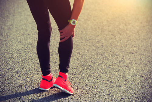 What is causing the pain behind my knee when I'm bending it? shutterstock 372746896 pain behind knee when bending