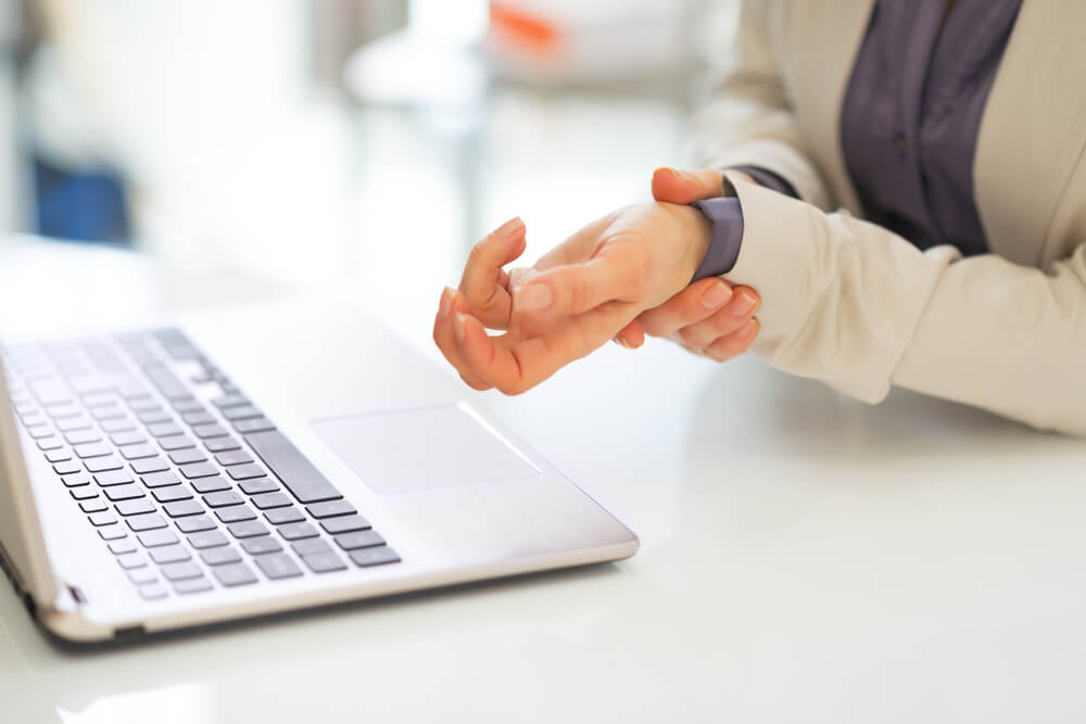 Why does my wrist hurt so bad when I bend it? shutterstock 192038423 why does my wrist hurt when i bend it?